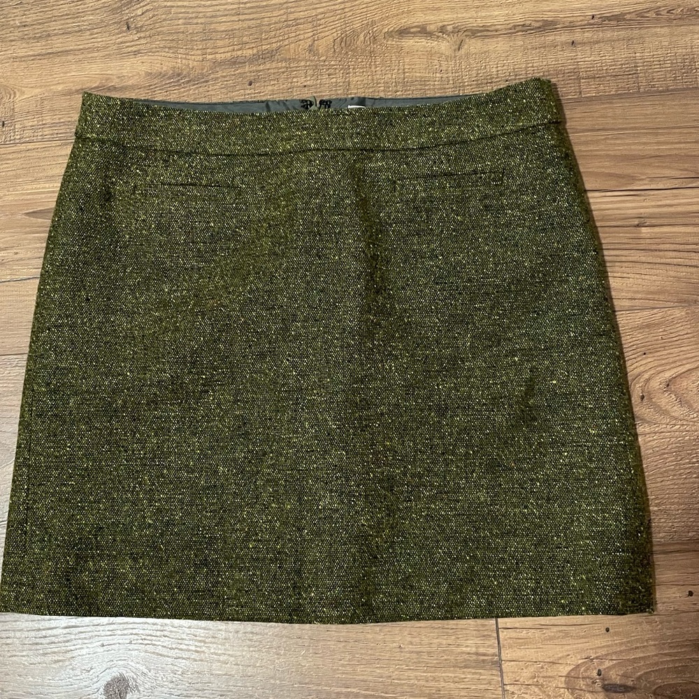 Loft women’s size 6 olive tweed mini skirt